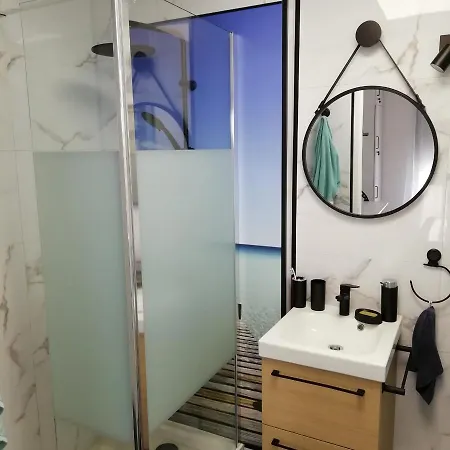 Joli Renove Aux Minimes Avec Terrasse شقة